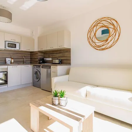 Select' - Avec Douche Exterieure Et Piscine - 180sud-e02 Appartement *